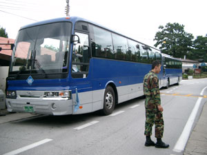 板門店共同警備区域(JSA)へ向かう国連軍のバス