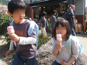 大文字山登山を終えてアイスクリームを食べる長男長女@京都