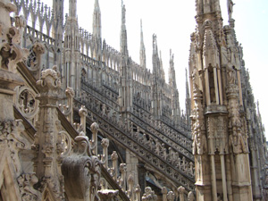 ドゥオーモ(Duomo)の屋根を飾る彫刻や尖塔@ミラノ