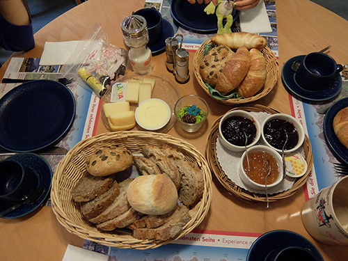 “ホテルTschuggenの朝食:パンとジャムとバター”