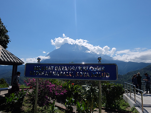 “ナバル村の展望台から見る東南アジア最高峰のキナバル山”