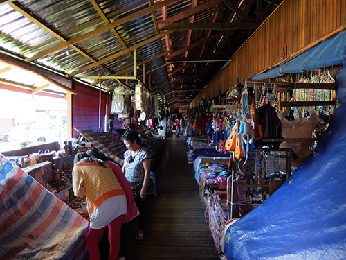 “キナバル山が見える展望台近くの土産物屋@ナバル村”