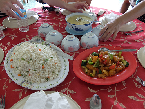 “中華料理店での昼食は品数が凄く多かった”