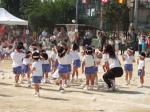 秋晴れに恵まれた幼稚園の運動会で先生に感謝